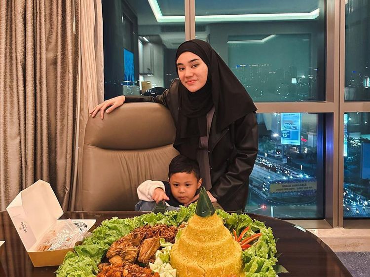 Seru! Ini Momen Clara Shinta Nongkrong Bareng Sahabat dan Traktir Makan