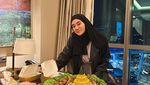 Seru! Ini Momen Clara Shinta Nongkrong Bareng Sahabat dan Traktir Makan