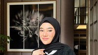 Clara Shinta, selebgram cantik yang viral di TikTok. Hal ini dikarenakan tren menyetir mobil dengan lagu Danza Kuduro. Foto: Instagram @clarashintareal