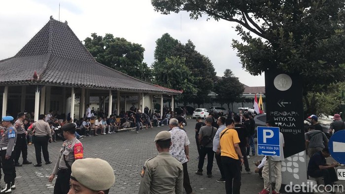 Demo pengemudi taksi online di Kompleks Kantor Gubernur DIY, Kamis (31/8/2023). Dalam demo ini disepakati Pemda DIY bakal panggil aplikator taksi online soal kenaikan tarif.