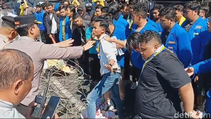 Demo PMII Surabaya di Balai Kota diwarnai ricuh