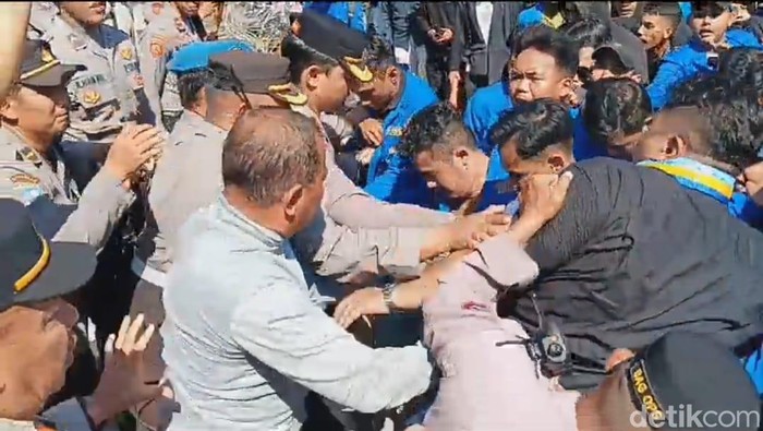 Demo ricuh di Balai Kota Surabaya