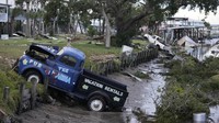 Mobil yang diterjang badai itu juga mengalami kerusakan.   
