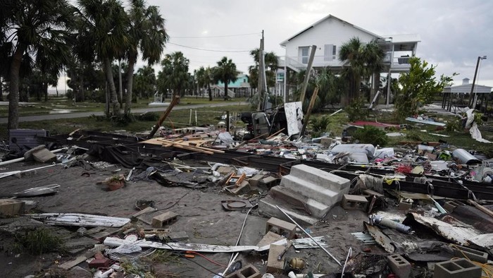 Badai Idalia tidak hanya merusak bangunan di Florida, Amerika Serikat, Kamis (30/8/2023) waktu setempat. Sejumlah mobil juga jadi korban dahsyatnya badai tersebut.