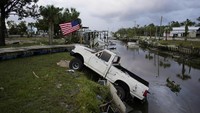 Sebuah mobil pickup terhempas ke sungai setelah diterjang badai di Horseshoe Beach, Florida, Amerika Serikat.