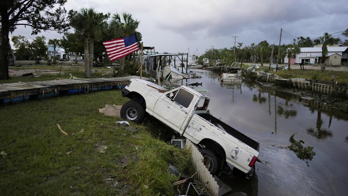 Deretan Mobil yang Jadi Korban Dahsyatnya Badai Idalia Badai Idalia tidak hanya merusak bangunan di Florida, Amerika Serikat, Kamis (30/8/2023) waktu setempat. Sejumlah mobil juga jadi korban dahsyatnya badai tersebut.