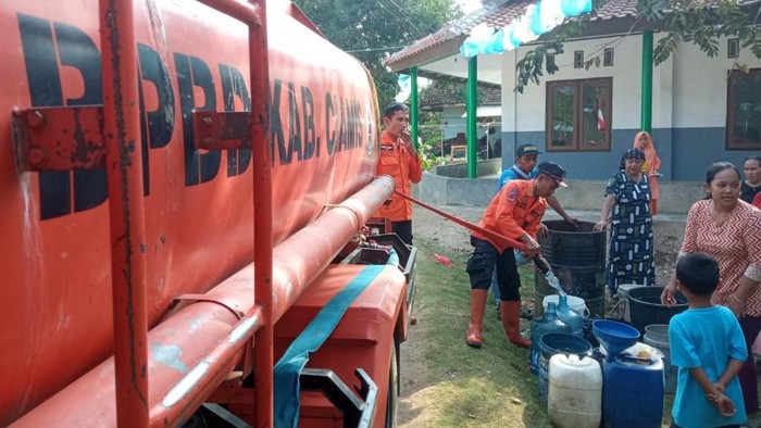 Dok BPBD Ciamis. BPBD Ciamis melakukan pengiriman air bersih ke desa yang mengalami krisis air bersih.