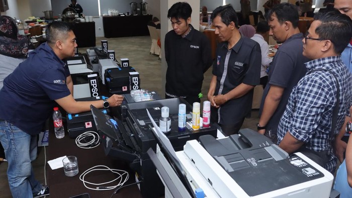 Dorong Teknologi Bersih, Epson Kenalkan Produk Ramah Lingkungan Dalam mewujudkan kemerdekaan teknologi, Epson terus mendorong berbagai inovasi dan kreatifitas produk yang lebih ramah lingkungan. Ini salah satunya.