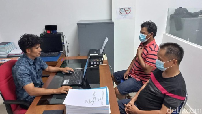 Dua pelaku diamankan BNNP Jambi saat gerebek basecamp narkoba