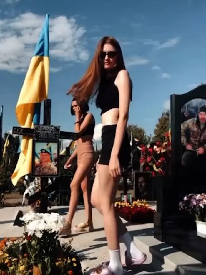 Dua wanita viral joget di pemakaman.