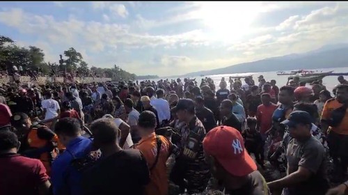 Ratusan warga menyaksikan evakuasi jenazah Adrianus Ama Lein di Flores Timur, Nusa Tenggara Timur (NTT).