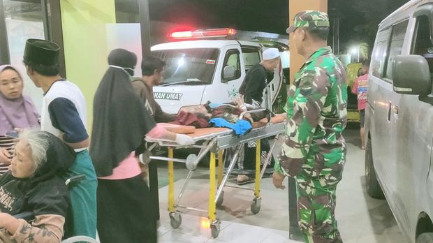 Evakuasi korban truk masuk jurang di tanjakan Logending, Kebumen, Rabu (30/8/2023).