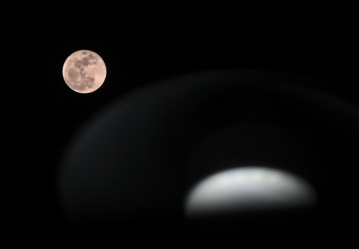 Fenomena super blue moon terlihat di langit Lombok, Mataram, NTB, Kamis (31/8/2023). Fenomena alam super blue moon terjadi saat bulan purnama berada di titik terdekatnya dengan Bumi atau perigee.ANTARA FOTO/Ahmad Subaidi/hp.