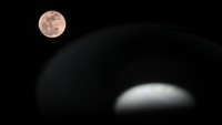 Fenomena alam super blue moon terjadi saat bulan purnama berada di titik terdekatnya dengan Bumi atau perigee.