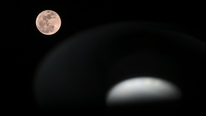 Fenomena super blue moon terlihat di langit Lombok, Mataram, NTB, Kamis (31/8/2023). Fenomena alam super blue moon terjadi saat bulan purnama berada di titik terdekatnya dengan Bumi atau perigee.ANTARA FOTO/Ahmad Subaidi/hp.