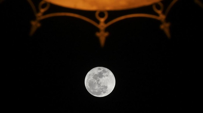Fenomena super blue moon terlihat di langit Lombok, Mataram, NTB, Kamis (31/8/2023). Fenomena alam super blue moon terjadi saat bulan purnama berada di titik terdekatnya dengan Bumi atau perigee.ANTARA FOTO/Ahmad Subaidi/hp.