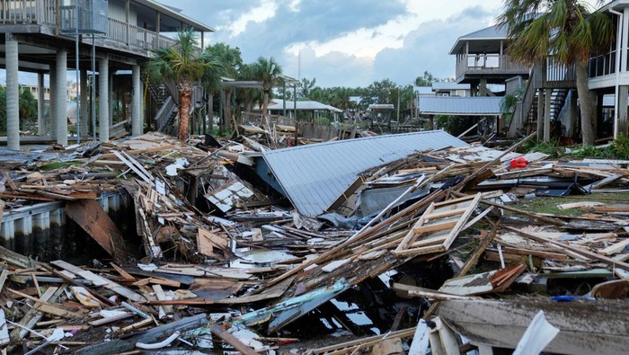 Florida Hancur Diterjang Badai Idalia Jewell Baggett and her husband Brian Cunningham pick through the wreckage of the home built by Jewell's grandfather, where she grew up and three generations of her family lived, and which Hurricane Idalia had reduced to rubble, in Horseshoe Beach, Florida, U.S., August 30, 2023.