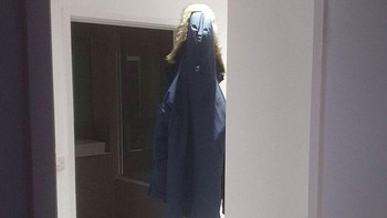 Duh siapa yang menaruh jaket di pintu itu, seakan menyerupai sosok melayang. Foto: Boredpanda