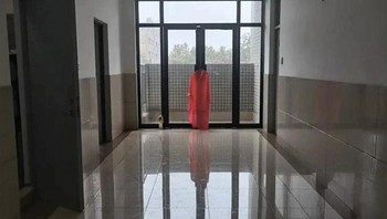 Gegara jas hujan dicantel di pintu bikin kaget dan takut. Foto: Boredpanda
