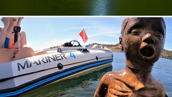 Melihat bonek seukuran anak-anak di dasar laut pastilah bikin jantungan. Foto: Boredpanda