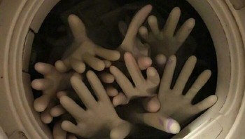 Bagaimana reaksi kamu ketika membuka mesin cuci dan disambut sarung tangan ini? Foto: Boredpanda