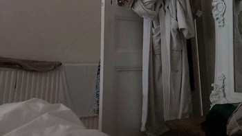 Baju yang digantung di balik pintu pun bisa bikin takut dan kaget. Foto: Boredpanda