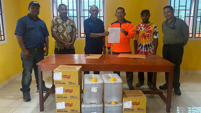 PT Freeport Indonesia (PTFI) menyerahkan bantuan 520 kilogram makanan pokok untuk masyarakat yang menjadi korban banjir dan longsor di Distrik Tembagapura. Bantuan ini diserahkan oleh Vice President (VP) Community Relations PTFI Engel Enoch melalui Badan Penanggulangan Bencana Daerah (BPBD) di Posko BPBD Tim Reaksi Cepat (TRC), SP 5 Timika, Kabupaten Mimika, Papua Tengah, Rabu (30/8/2023).