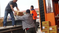Bantuan ini selanjutnya akan didistribusikan oleh Pemkab Mimika ke wilayah terdampak menggunakan transportasi udara.  