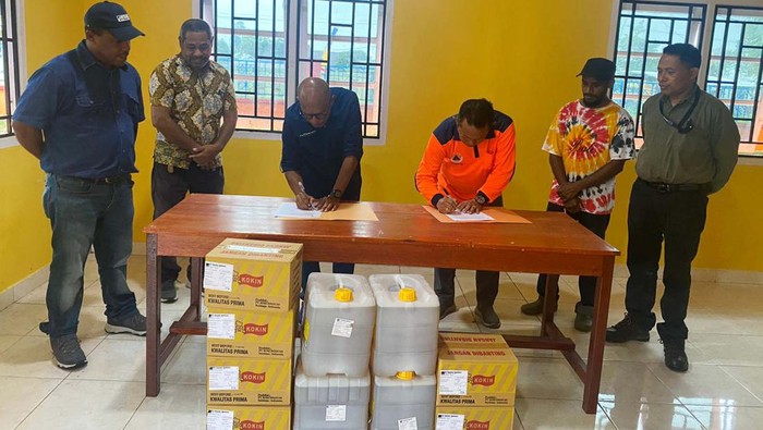 Freeport Serahkan Bantuan untuk Korban Banjir dan Longsor Distrik Tembagapura PT Freeport Indonesia (PTFI) menyerahkan bantuan 520 kilogram makanan pokok untuk masyarakat yang menjadi korban banjir dan longsor di Distrik Tembagapura. Bantuan ini diserahkan oleh Vice President (VP) Community Relations PTFI Engel Enoch melalui Badan Penanggulangan Bencana Daerah (BPBD) di Posko BPBD Tim Reaksi Cepat (TRC), SP 5 Timika, Kabupaten Mimika, Papua Tengah, Rabu (30/8/2023).