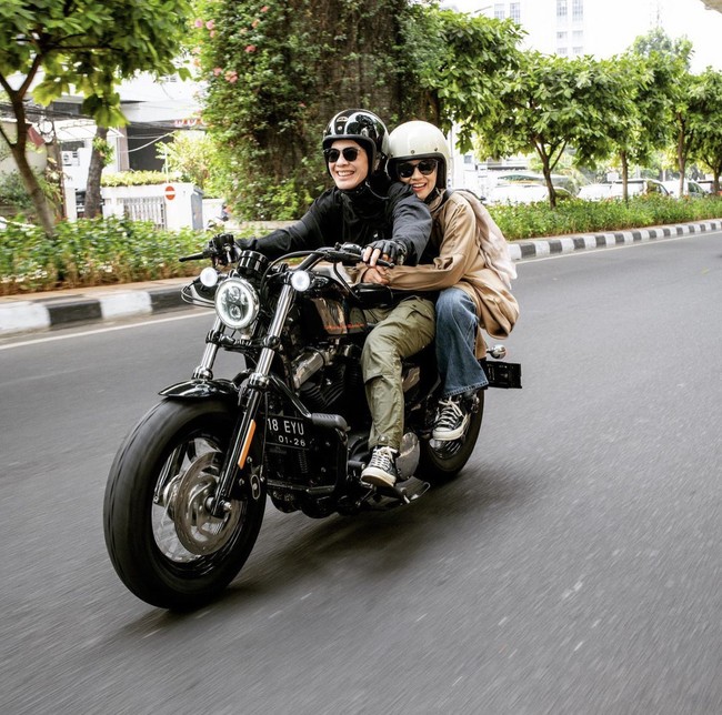 Wanita kelahiran 23 Desember 1993 ini mengunggah momen ketika dirinya sedang memeluk istri Omesh tersebut. “Ini lebih kayak anak sama maknya kagak mau lepas @dianayulestari akan ku abadikan foto video hari ini di highlights,” ucap Natasha Rizky. Tak sedikit warganet yang mengira Natasha berbocengan dengan pria. “Slide pertama kukira cowok kak😭,” kata akun @_ruang_hening. “Tadinya dipikir cowok baru😢,” saut akun @rhma.nyar. Foto: Dok. Instagram @natasharizkynew.