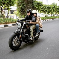 Wanita kelahiran 23 Desember 1993 ini mengunggah momen ketika dirinya sedang memeluk istri Omesh tersebut. “Ini lebih kayak anak sama maknya kagak mau lepas @dianayulestari akan ku abadikan foto video hari ini di highlights,” ucap Natasha Rizky. Tak sedikit warganet yang mengira Natasha berbocengan dengan pria. “Slide pertama kukira cowok kak😭,” kata akun @_ruang_hening. “Tadinya dipikir cowok baru😢,” saut akun @rhma.nyar. Foto: Dok. Instagram @natasharizkynew.