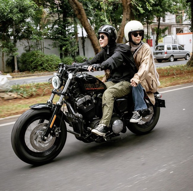 Ibu dari tiga orang anak ini mengungkapkan perasaan bahagianya ketika bisa naik moge bersama Dian Ayu. “Hiburan ku hari ini disponsori oleh @dianayulestari ❤️🌺 Laff yu udh mau boncengin adeknya. Made my day🌸📸 @gradykayzel,” tulis Natasha Rizky. : Dok. Instagram @natasharizkynew.