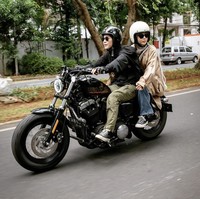 Ibu dari tiga orang anak ini mengungkapkan perasaan bahagianya ketika bisa naik moge bersama Dian Ayu. “Hiburan ku hari ini disponsori oleh @dianayulestari ❤️🌺 Laff yu udh mau boncengin adeknya. Made my day🌸📸 @gradykayzel,” tulis Natasha Rizky. : Dok. Instagram @natasharizkynew.