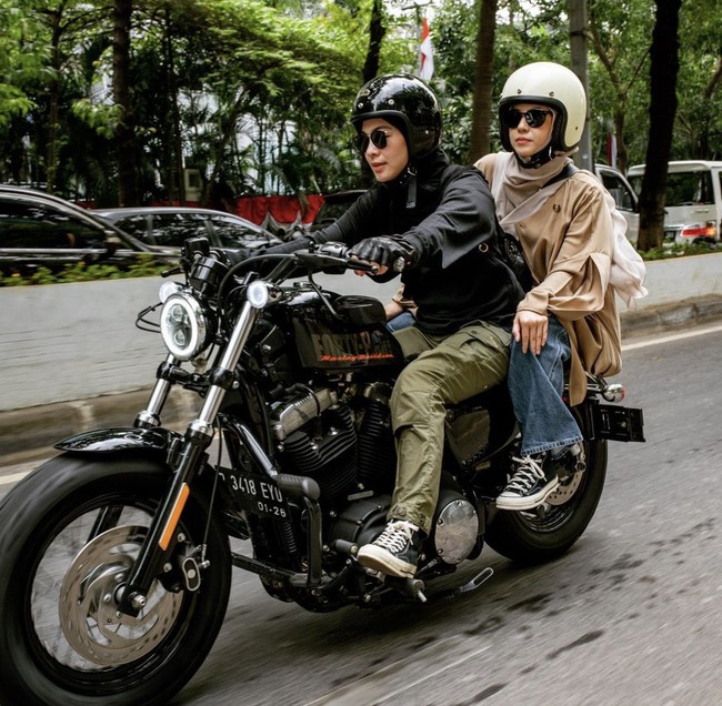 Gaya Natasha Rizky yang tetap berhijab syar’i langsung mendapatkan banjir pujian dari warganet. “Natasya risky nih bajunya syar’i...tapi tetap keren bangetttt. Coba aku pake begitu pasti sudah kayak jemuran baju 😭😭😭 aku pake baju kayak gitu pasti kayak bayi pake baju mamaknya...kedodoran yang jatuhnya ga keren huaaaa. Tapi kepengen. Asli keren banget outfitnya ❤️❤️❤️❤️,” puji akun @nidiamayuni.”😍😍 caaaa gemes bgtt dgn cara ini @natasharizkynew memberi contoh bahwa pakaian tidak membatasi aktivitas apapun ❤️ masya Allah tabarakallah “berdakwah” yg indah …. #bidadari bgt siih caaaa,” kagum akun @karlinaoy. Foto: Dok. Instagram @natasharizkynew.