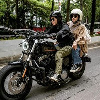 Gaya Natasha Rizky yang tetap berhijab syar’i langsung mendapatkan banjir pujian dari warganet. “Natasya risky nih bajunya syar’i...tapi tetap keren bangetttt. Coba aku pake begitu pasti sudah kayak jemuran baju 😭😭😭 aku pake baju kayak gitu pasti kayak bayi pake baju mamaknya...kedodoran yang jatuhnya ga keren huaaaa. Tapi kepengen. Asli keren banget outfitnya ❤️❤️❤️❤️,” puji akun @nidiamayuni.”😍😍 caaaa gemes bgtt dgn cara ini @natasharizkynew memberi contoh bahwa pakaian tidak membatasi aktivitas apapun ❤️ masya Allah tabarakallah “berdakwah” yg indah …. #bidadari bgt siih caaaa,” kagum akun @karlinaoy. Foto: Dok. Instagram @natasharizkynew.