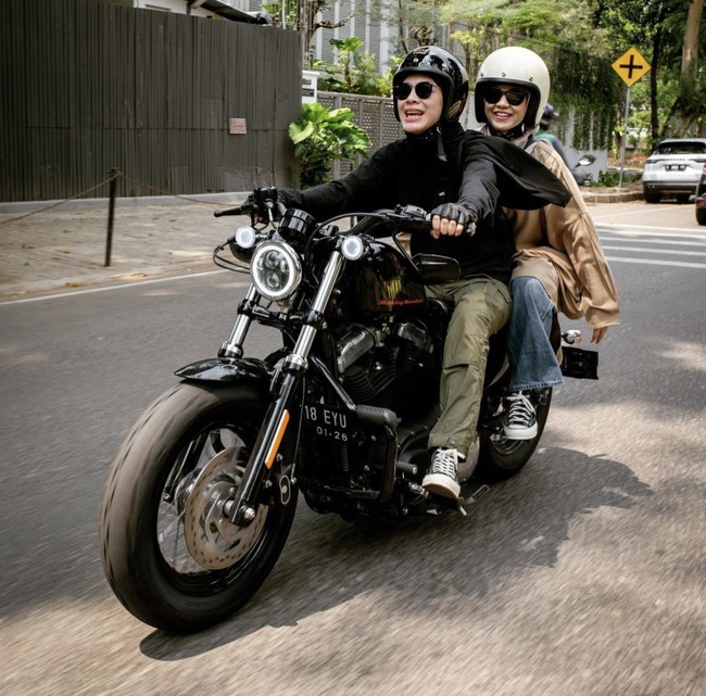 Natasha Rizky merekam video ketika sedang dalam perjalanan menuju pulang ke rumah. “Habis ngemall, makan, belanja, ngupi, eh sekarang dianterin pulang @dianayulestari,” ucap Natasha senang. Foto: Dok. Instagram @natasharizkynew.