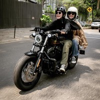 Natasha Rizky merekam video ketika sedang dalam perjalanan menuju pulang ke rumah. “Habis ngemall, makan, belanja, ngupi, eh sekarang dianterin pulang @dianayulestari,” ucap Natasha senang. Foto: Dok. Instagram @natasharizkynew.