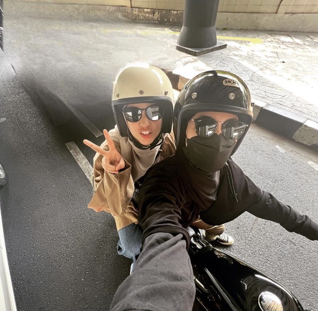 Ketika sedang lampu merah, keduanya langsung berfoto selfie. Natasha Rizky berpose sambil menunjukkan pose peace. Foto: Dok. Instagram @natasharizkynew.