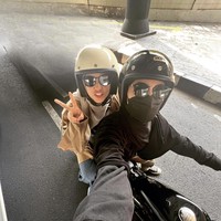 Ketika sedang lampu merah, keduanya langsung berfoto selfie. Natasha Rizky berpose sambil menunjukkan pose peace. Foto: Dok. Instagram @natasharizkynew.