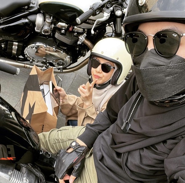 Setelah sampai tujuan di sebuah mall, Natasha memperlihatkan Dian Ayu yang malah berbelanja dan bingung menaruh barang karena naik motor. “Mohon maap nih, kan motoran yah. Nape dia jadi belanja sih @dianayulestari,” kata Natasha. “Bagaimana caranya nih?” tanya Natasha. Foto: Dok. Instagram @natasharizkynew.