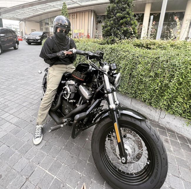 Ketika sudah puas jalan-jalan berdua, Natasha mengucapkan terima kasih kepada Dian Ayu. “Sekian untuk hari ini. Jazakillahkhairan kakaku @dianayulestari karena telah memasukkan kebahagiaan di hati seorang muslim. Semoga Allah senantiasa memberikan keberkahan dan Rahmat-Nya untukmu, barakallah fii ki,” ungkap Natasha. Foto: Dok. Instagram @natasharizkynew.