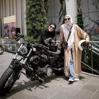 Dian Ayu Lestari juga mengunggah ulang postingan Natasha Rizky melalui Instagram Story. ”Lunasss yaaaa @natasharizkynew aku boncengin naik moge,” ujarnya. Foto: Dok. Instagram @natasharizkynew.