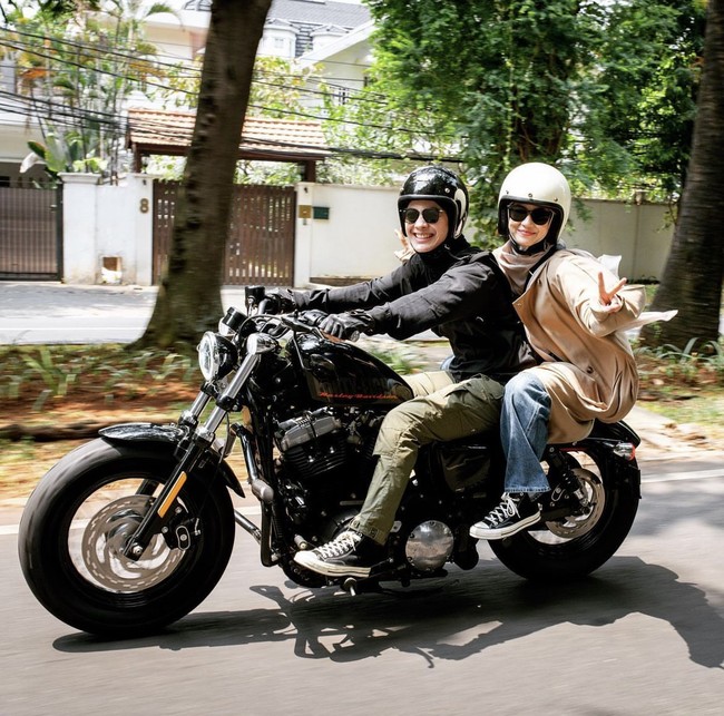 Natasha Rizky membagikan foto ketika naik moge di akun Instagramnya dan langsung mendapatkan reaksi warganet. Sebab sosok berjaket dan berhelm hitam yang memboncengnya awalnya dikira netizen seorang pria. Namun dari keterangan yang ditulis Natasha terungkap wanita yang memboncengnya adalah istri Omesh, Dian Ayu Lestari. “Sangat kebanyakan gaya yah @dianayulestari,” tulis Natasha Rizky. Foto: Dok. Instagram @natasharizkynew.