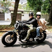 Natasha Rizky membagikan foto ketika naik moge di akun Instagramnya dan langsung mendapatkan reaksi warganet. Sebab sosok berjaket dan berhelm hitam yang memboncengnya awalnya dikira netizen seorang pria. Namun dari keterangan yang ditulis Natasha terungkap wanita yang memboncengnya adalah istri Omesh, Dian Ayu Lestari. “Sangat kebanyakan gaya yah @dianayulestari,” tulis Natasha Rizky. Foto: Dok. Instagram @natasharizkynew.