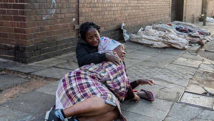 Gedung Bertingkat di Johannesburg Terbakar, 52 Orang Tewas Women react after a deadly blaze in the early hours of the morning, in Johannesburg, South Africa August 31, 2023. REUTERS/Shiraaz Mohamed TPX IMAGES OF THE DAY