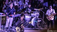 Dan yang paling ditunggu adalah penampilan Dikta Wicaksono yang menghibur penonton di Sarinah.