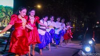 Penonton antusias menyaksikan Gemuruh Musik sampai memenuhi halaman Sarinah. Acara ini tidak dipungut biaya alias gratis.