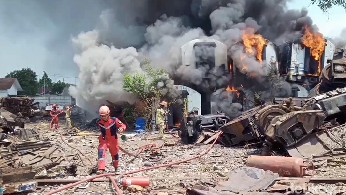 Sejumlah bangkai gerbong kereta api yang bertumpuk di sekitar Stasiun Kereta Api Purwakarta ludes terbakar. Insiden kebakaran ini terjadi pada Kamis (31/8/2023).