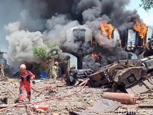 Jabar Hari Ini: Amukan Api Ludeskan 9 Bangkai Gerbong Kereta
