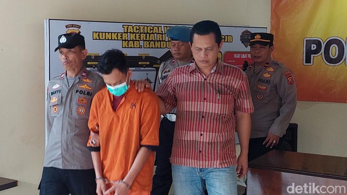 Gobel saat digiring polisi di Mapolsek Lembang